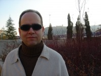 Hombre con gafas de sol